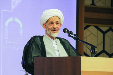 کسانی که مجتهد نیستند از خودشان فتوا ندهند