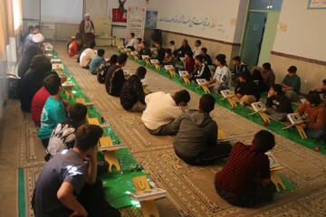 تصاویر/ برگزاری محفل انس با قرآن ویژه هفته دانش‌آموز در مدرسه آزادگان کامیاران