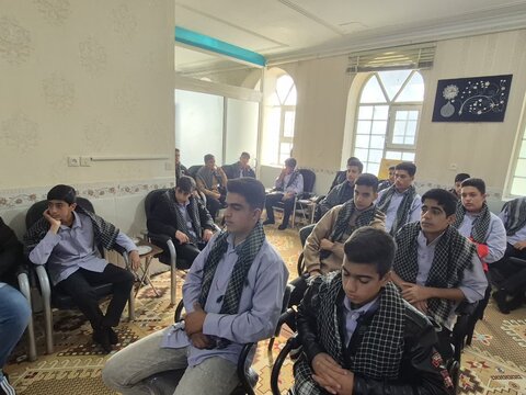 تصاویر/ دیدار جمعی از دانش آموزان دبیرستان ابوذر با امام جمعه ابرکوه