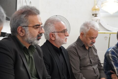 تصاویر/دیدار نماینده ولی فقیه در لرستان با خانواده شهید طولابی از شهدای جنگ تحمیلی ۱۲ روزه