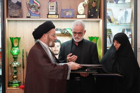 تصاویر/دیدار نماینده ولی فقیه در لرستان با خانواده شهید طولابی از شهدای جنگ تحمیلی ۱۲ روزه