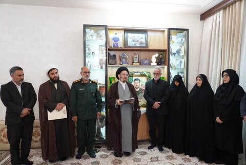 تصاویر/دیدار نماینده ولی فقیه در لرستان با خانواده شهید طولابی از شهدای جنگ تحمیلی ۱۲ روزه