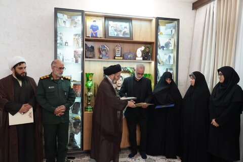 تصاویر/دیدار نماینده ولی فقیه در لرستان با خانواده شهید طولابی از شهدای جنگ تحمیلی ۱۲ روزه