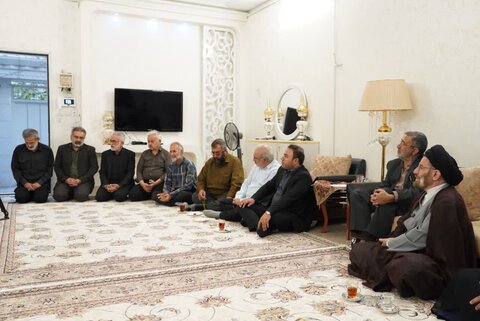 تصاویر/دیدار نماینده ولی فقیه در لرستان با خانواده شهید طولابی از شهدای جنگ تحمیلی ۱۲ روزه