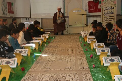 تصاویر/ برگزاری محفل انس با قرآن ویژه هفته دانش‌آموز در مدرسه آزادگان کامیاران