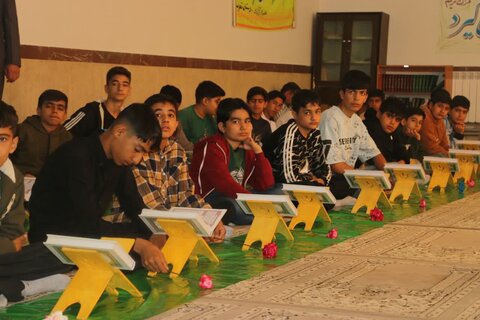 تصاویر/ برگزاری محفل انس با قرآن ویژه هفته دانش‌آموز در مدرسه آزادگان کامیاران