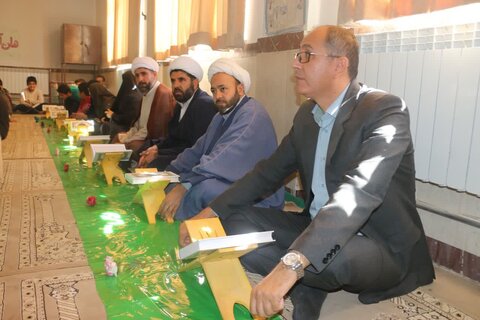 تصاویر/ برگزاری محفل انس با قرآن ویژه هفته دانش‌آموز در مدرسه آزادگان کامیاران