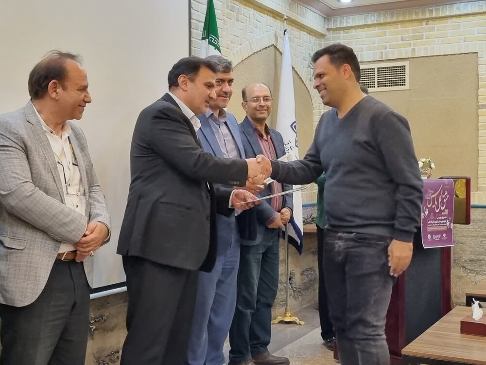 رویداد خوشنویسی مشق گل یاس در قمصر برگزار شد+عکس