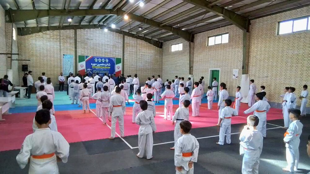 آغاز مسابقات قهرمانی کاراته استان اصفهان به یاد شهدای اقتدار آران و بیدگل+عکس