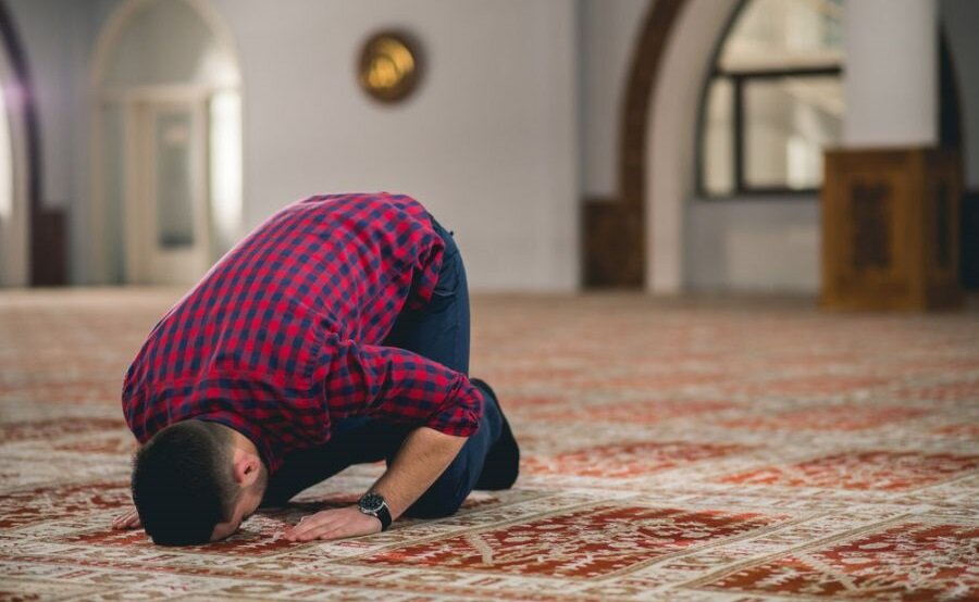 احکام شرعی | کیا بے نماز شخص کے ساتھ تعلق اور ساتھ زندگی گزارنا جائز ہے؟