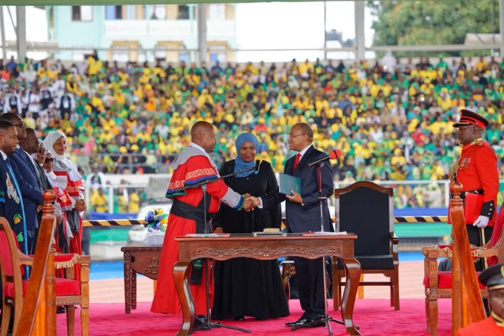 Rais mwinyi Aapishwa Rasmi Ili Kuanza Awamu ya Pili ya Uongozi wake