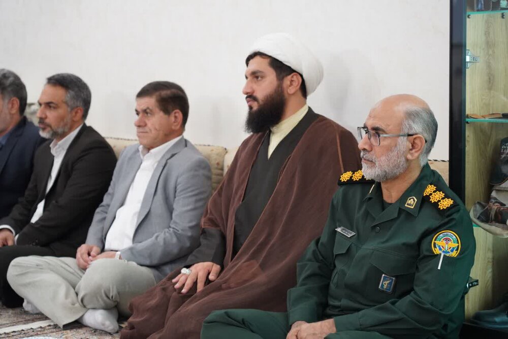 تصاویر/ دیدار نماینده ولی فقیه در لرستان با خانواده شهید طولابی از شهدای جنگ تحمیلی ۱۲ روزه