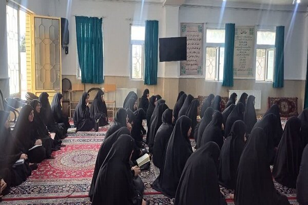 برگزاری کارگاه مهارتی «بررسی راههای تمرکز و نقش آن در زندگی فردی و اجتماعی طلاب» در پارسآباد+ عکس