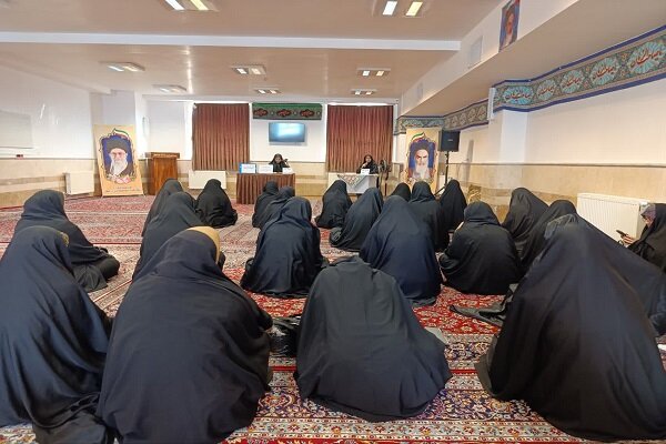 برگزاری کرسی «بایدها و نبایدهای فعالیت اجتماعی زنان با توجه به سیره حضرت خدیجه(س)» در خلخال+ عکس