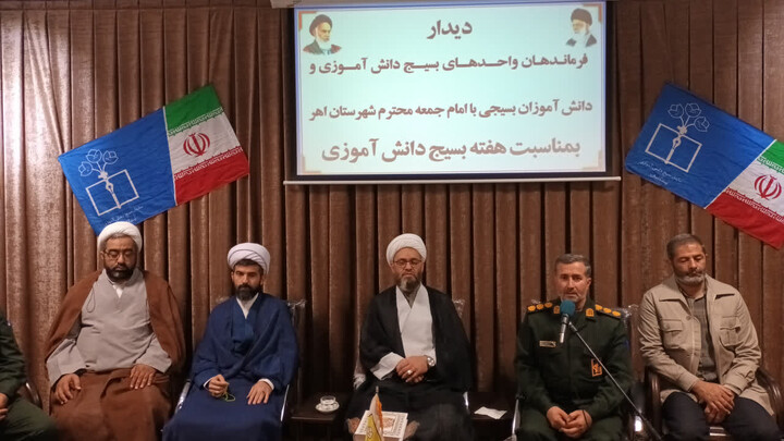 تصاویر/ دیدار فرماندهان واحدهای بسیج دانش‌آموزی با امام‌جمعه شهرستان اهر