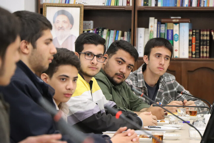 تصاویر | نشست صمیمی نماینده ولی فقیه در استان زنجان با جمعی از نوجوانان فعال مساجد شهر زنجان