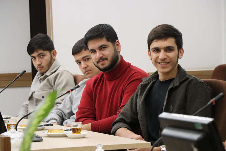 تصاویر | نشست صمیمی نماینده ولی فقیه در استان زنجان با جمعی از نوجوانان فعال مساجد شهر زنجان