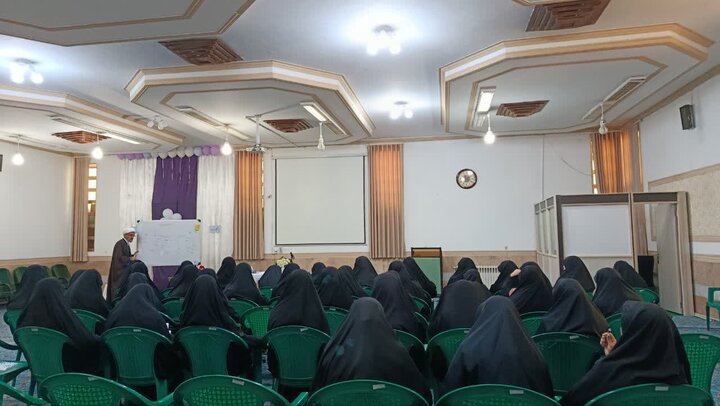 تصاویر/درس اخلاق مدرسه علمیه حضرت زینب(س) کرمان