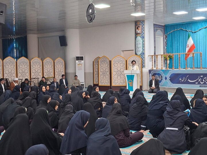 تصاویر/ اعزام دانش آموزان دختر شهرستان جم به اردوی راهیان نور مناطق جنوب