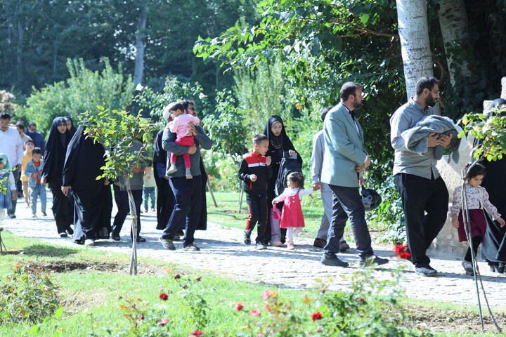 تصاویر|همایش پیاده روی رهروان ولایت ۴ در باغ گلهای اصفهان