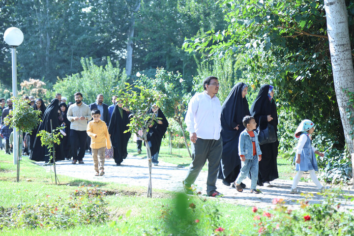 تصاویر|همایش پیاده روی رهروان ولایت ۴ در باغ گلهای اصفهان