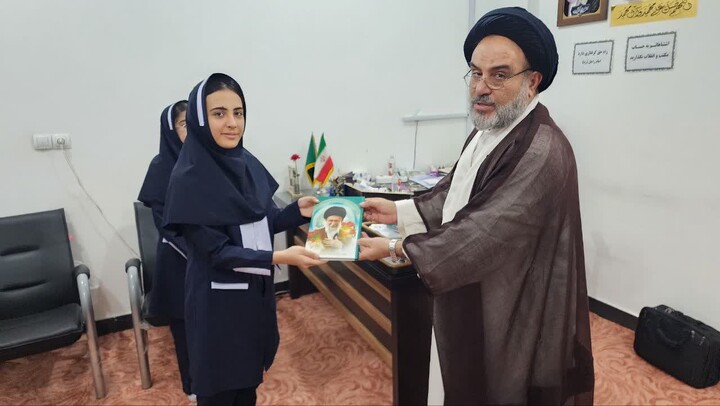 تصاویر/ دیدار صمیمی دانش‌آموزان با امام جمعه جم