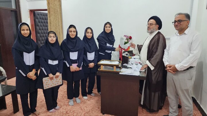 تصاویر/ دیدار صمیمی دانش‌آموزان با امام جمعه جم