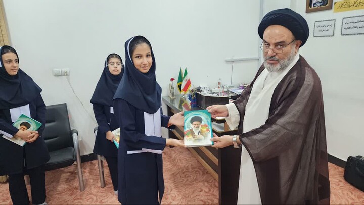 تصاویر/ دیدار صمیمی دانش‌آموزان با امام جمعه جم