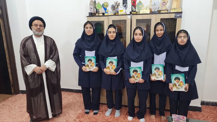 تصاویر/ دیدار صمیمی دانش‌آموزان با امام جمعه جم