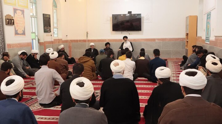 تصاویر/دیدار امام جمعه اهواز با طلاب و روحانیون مدرسه علمیه ایذه