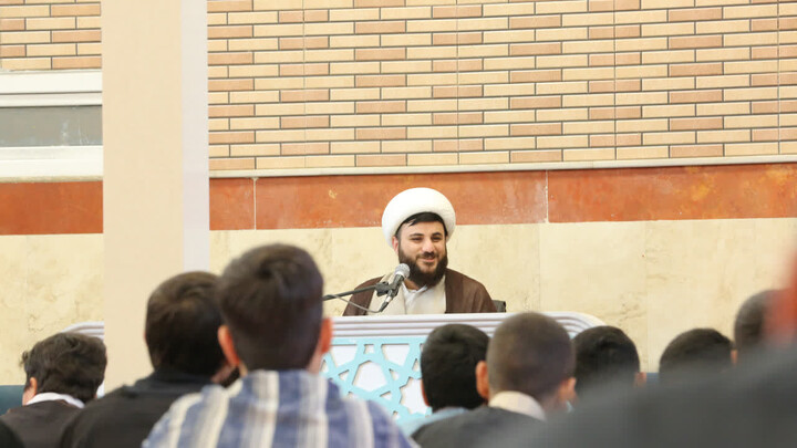 تصاویر / نشست اساتید و طلاب مدرسه علمیه امیرالمومنین(ع) تبریز با مدیر دفتر امور نخبگان واستعداد های درخشان حوزه های علمیه کشور