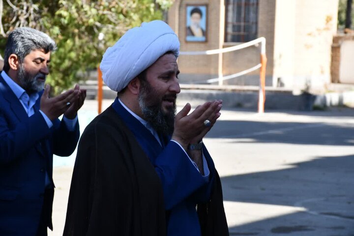 تصاویر / حضور امام جمعه خوی در بین دانش آموزان مدرسه فاطمیه
