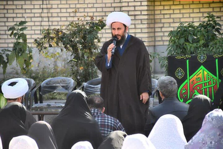 تصاویر / حضور امام جمعه خوی در بین دانش آموزان مدرسه فاطمیه