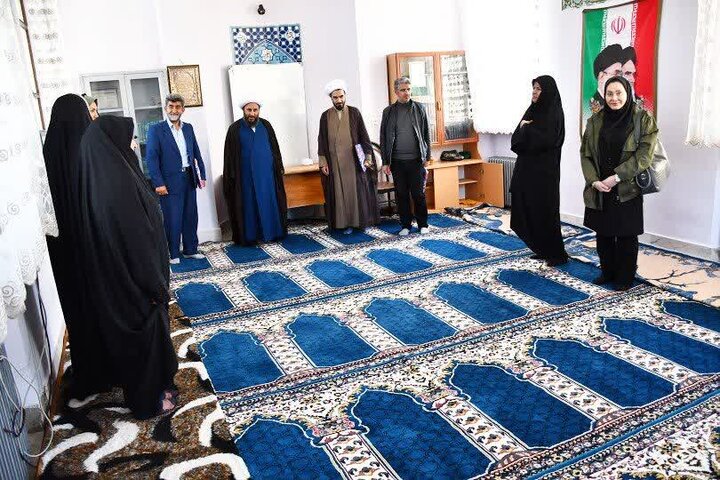 تصاویر / حضور امام جمعه خوی در بین دانش آموزان مدرسه فاطمیه