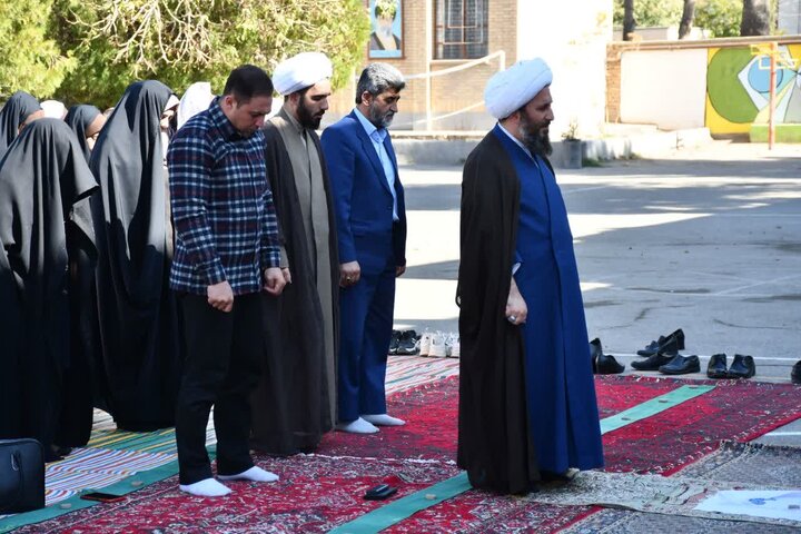 تصاویر / حضور امام جمعه خوی در بین دانش آموزان مدرسه فاطمیه