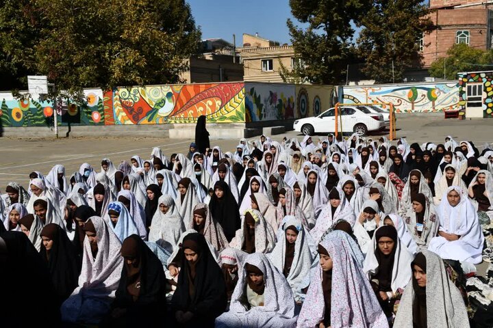 تصاویر / حضور امام جمعه خوی در بین دانش آموزان مدرسه فاطمیه