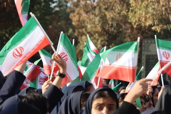 تصاویر/صبحگاه مشترک دانش آموزی در گلزار شهدای اراک با حضور ۱۰۰۰ دانش آموز