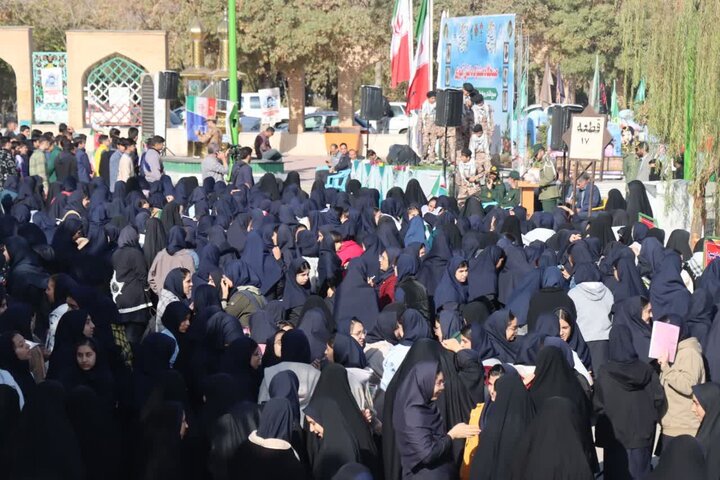 تصاویر/صبحگاه مشترک دانش آموزی در گلزار شهدای اراک با حضور ۱۰۰۰ دانش آموز