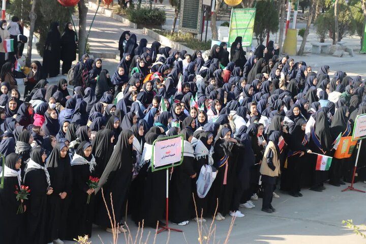 تصاویر/صبحگاه مشترک دانش آموزی در گلزار شهدای اراک با حضور ۱۰۰۰ دانش آموز