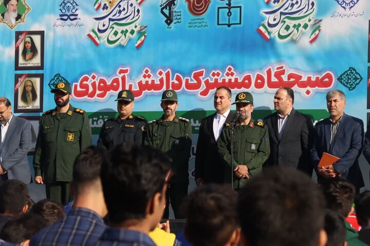 تصاویر/صبحگاه مشترک دانش آموزی در گلزار شهدای اراک با حضور ۱۰۰۰ دانش آموز