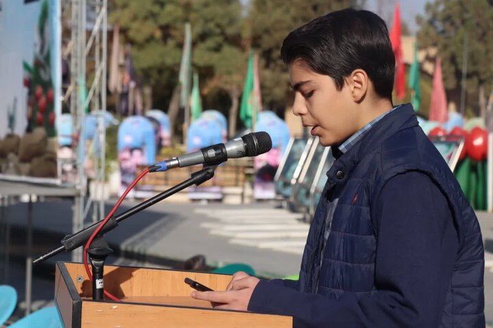 تصاویر/صبحگاه مشترک دانش آموزی در گلزار شهدای اراک با حضور ۱۰۰۰ دانش آموز