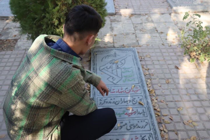 تصاویر/صبحگاه مشترک دانش آموزی در گلزار شهدای اراک با حضور ۱۰۰۰ دانش آموز