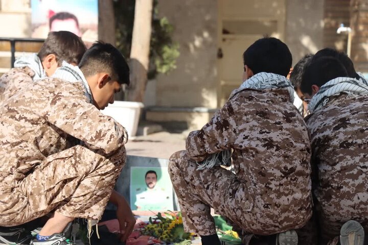 تصاویر/صبحگاه مشترک دانش آموزی در گلزار شهدای اراک با حضور ۱۰۰۰ دانش آموز