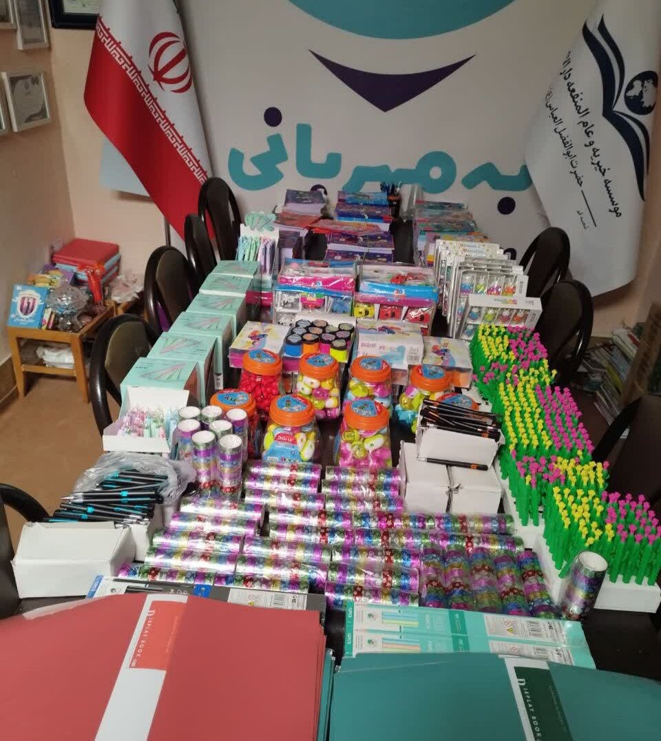 مهرِ مهربانی در قم؛ اهدای ۷۵۰ بسته لوازمالتحریر و اقلام معیشتی در مؤسسه دارالاکرام