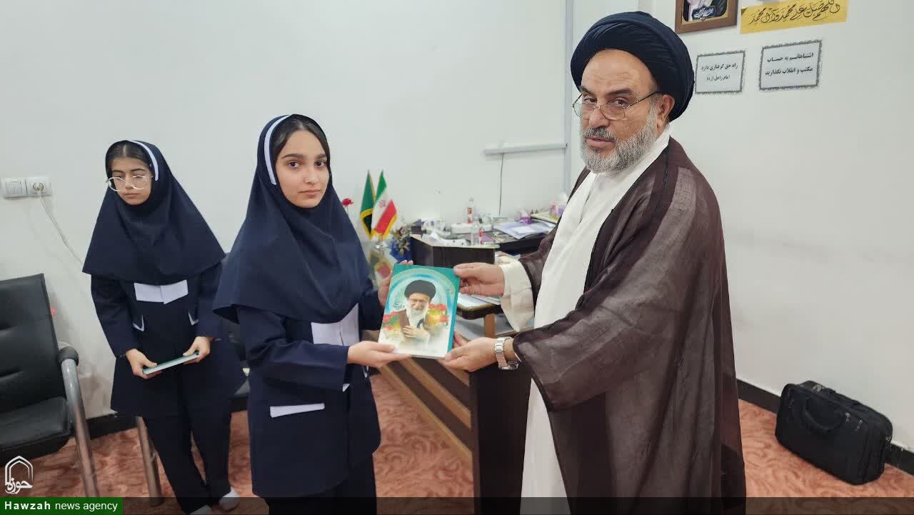 تصاویر/ دیدار صمیمی دانش‌آموزان با امام جمعه جم