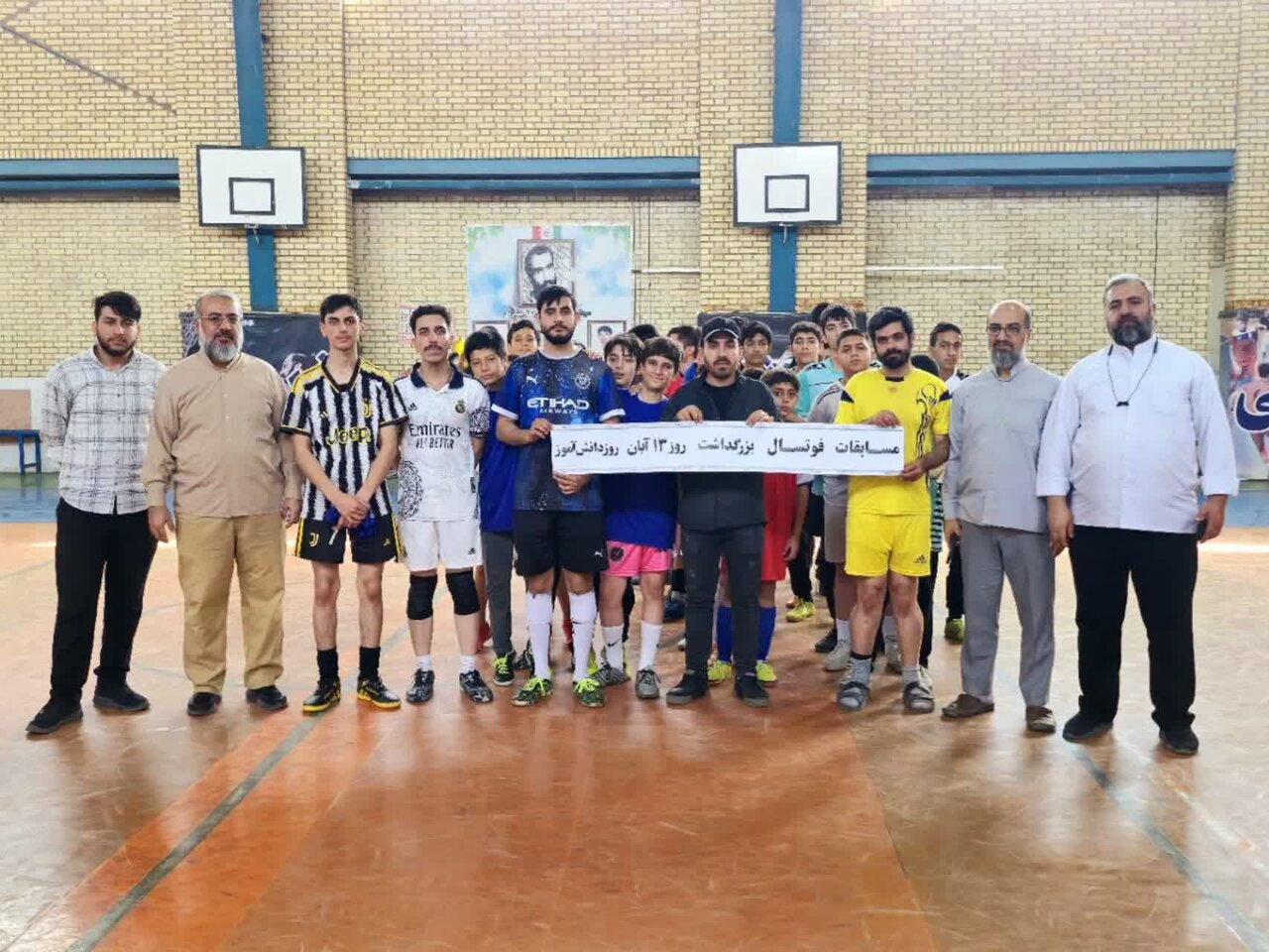 تصاویر/ برگزاری مسابقات فوتسال به مناسبت ۱۳ آبان، روز دانش آموز