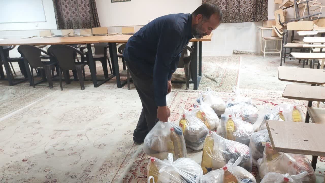 ۴۰۰ بسته معیشتی در ایام فاطمیه بین طلاب واجد شرایط توزیع می‌شود
