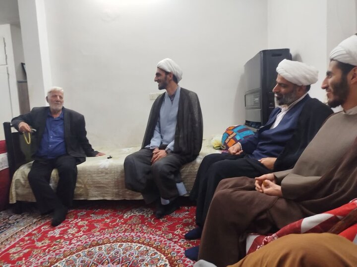 تصاویر/ دیدار کارکنان مدرسه علمیه امیرالمومنین(ع) آران و بیدگل با خانواده روحانی شهید دهنویان