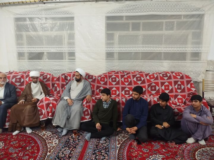 تصاویر/ دیدار کارکنان مدرسه علمیه امیرالمومنین(ع) آران و بیدگل با خانواده روحانی شهید دهنویان