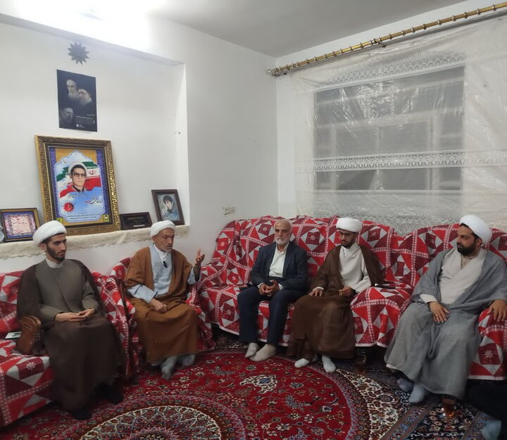 تصاویر/ دیدار کارکنان مدرسه علمیه امیرالمومنین(ع) آران و بیدگل با خانواده روحانی شهید دهنویان